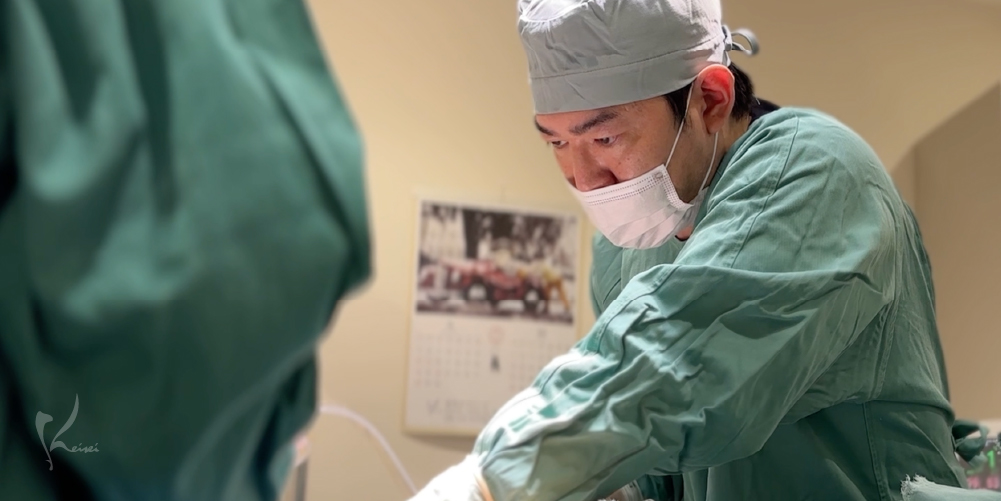 太ももの脂肪吸引中の菅野医師