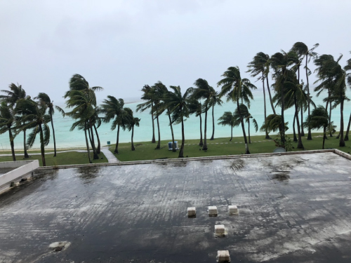 グアム 慰安旅行 台風