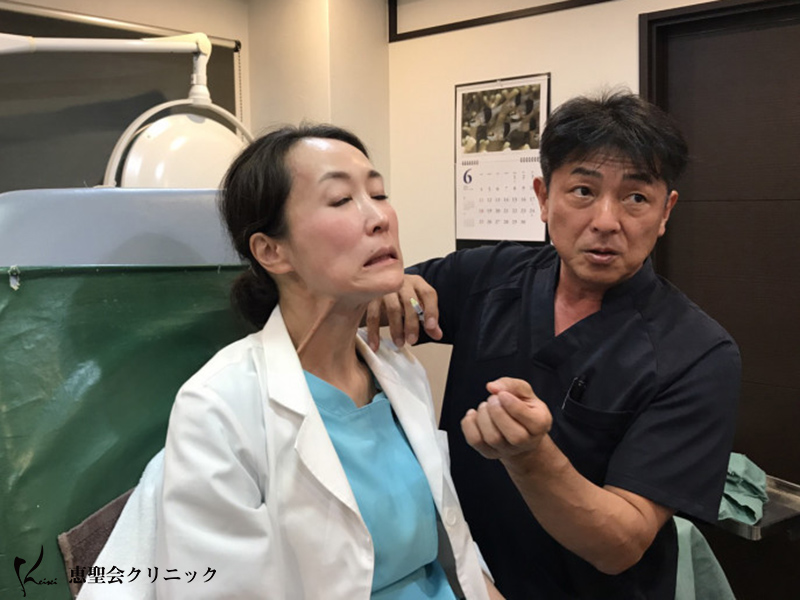 キョーレツ、な首