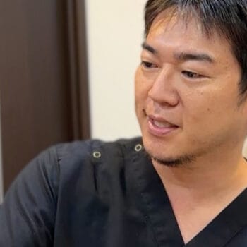 検診中の菅野医師