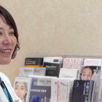 シミ取りで悩む患者様をカウンセリングする小西医師