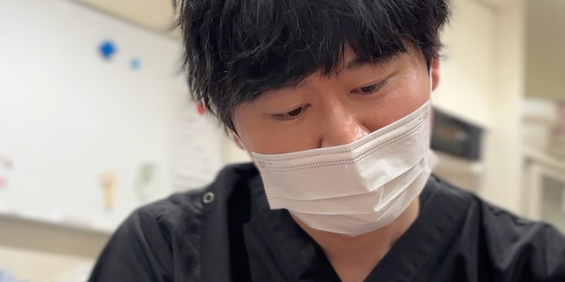 恵聖会クリニックでほくろ除去の相談をする様子