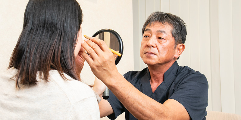 眉下たるみで上まぶたの皮膚が目元にかぶさるイメージ