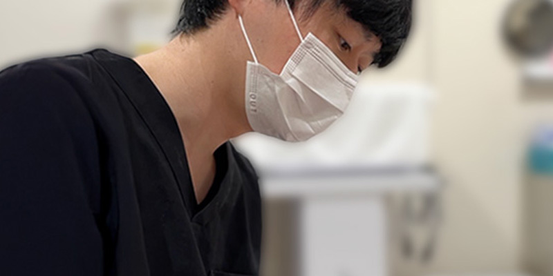 ホクロの状態を医師が診察しているイメージ