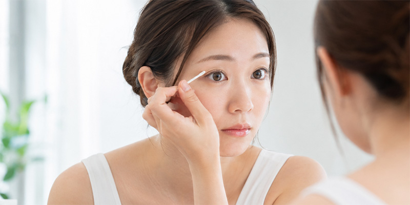 アイプチで二重ラインを作るまぶたのイメージ