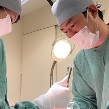 豊胸手術をする菅野医師