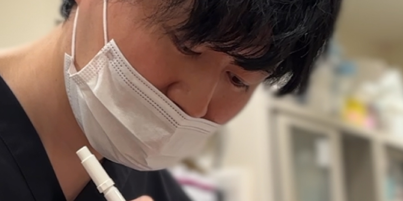わきが治療のメリットとデメリットを説明する医師のイメージ