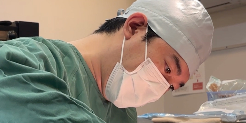 体型とのバランスを考慮してデザインをする医師のイメージ
