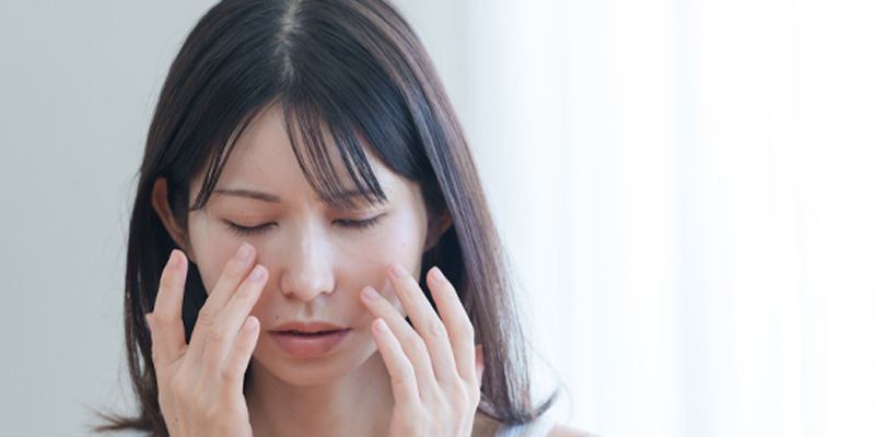 アイプチによるまぶたの負担について医師に相談するイメージ