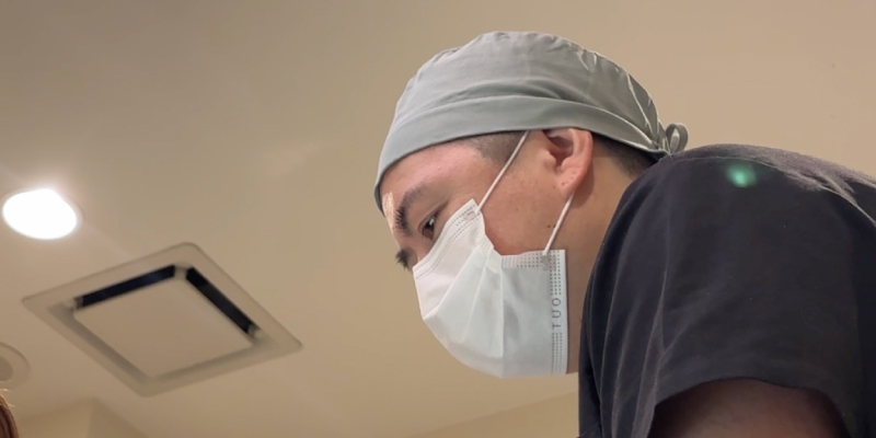 医師が医療用の糸で頬とフェイスラインを引き上げるイメージ