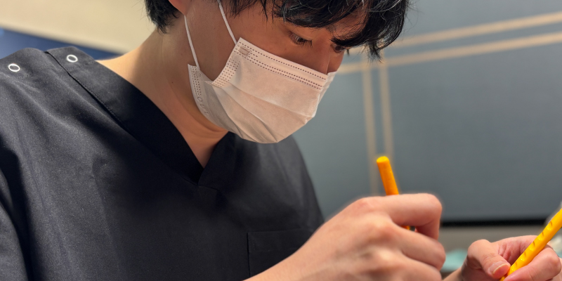 恵聖会クリニックで二重埋没法の診察を行うイメージ