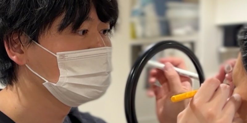 患者のまぶたに合う二重整形を医師が提案するイメージ