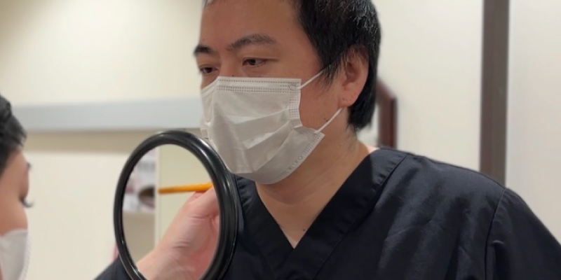 平行二重埋没法のデザインを行う医師