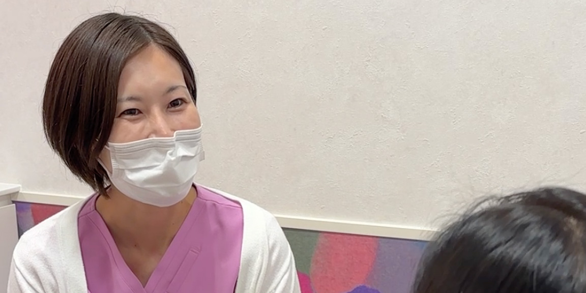 恵聖会クリニックの女性薄毛治療について説明する医師