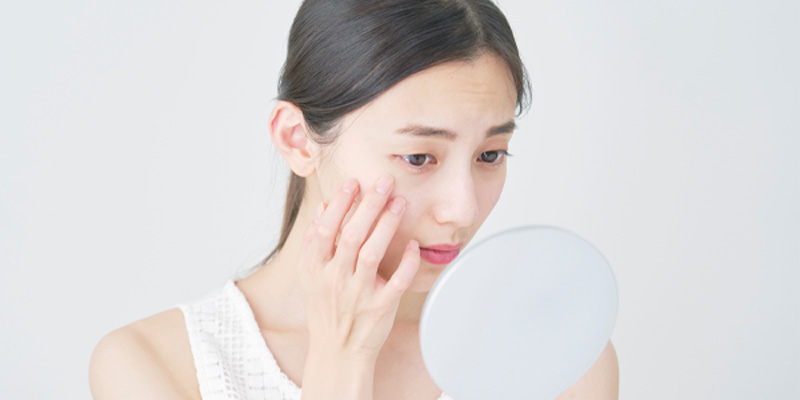 二重埋没法の糸が緩み二重ラインが薄くなる原因を示すイメージ
