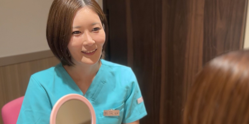 医師が毛髪と頭皮の状態を確認する薄毛の診察