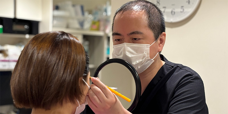 二重埋没法のデザインを行う医師のイメージ