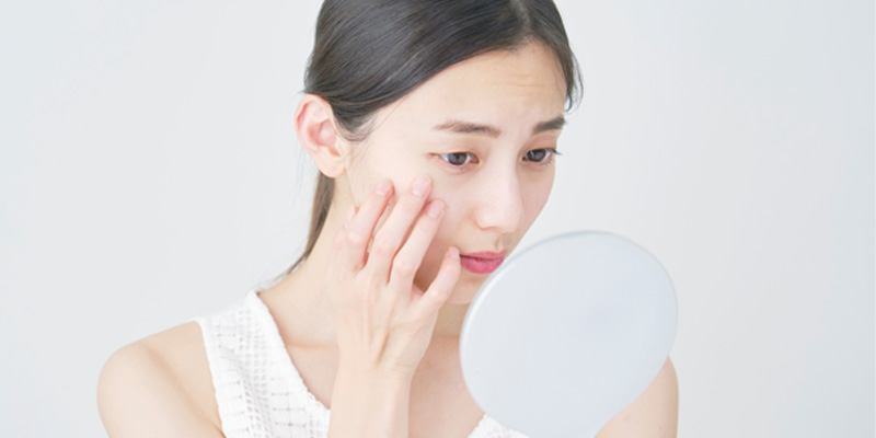 二重埋没法取れかけている女性のイメージ