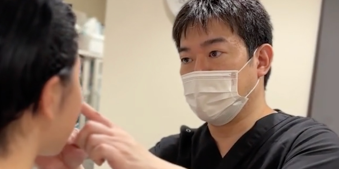 鼻骨や鼻翼軟骨などを診る医師