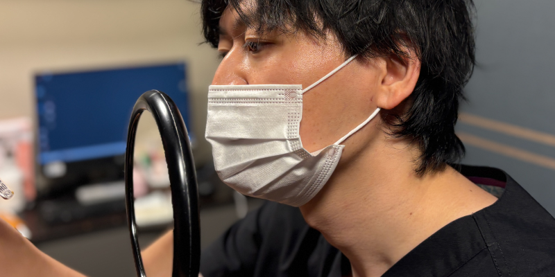 肌の悩みの相談を受ける医師