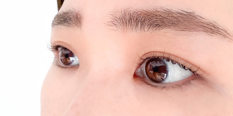 まつ毛パーマでまつ毛を上向きに整えるイメージ