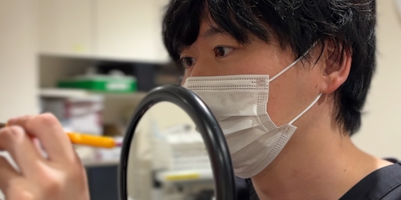 二重埋没法の診察でまぶたの状態を確認する田中医師