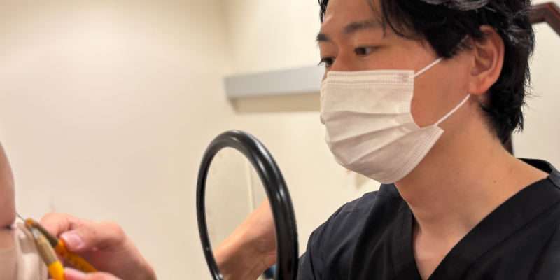 二重整形の診察をする医師