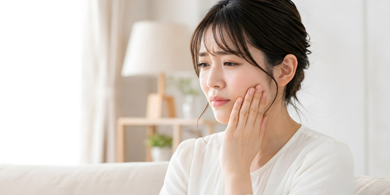 小顔整形後の腫れや内出血などの経過を確認する女性