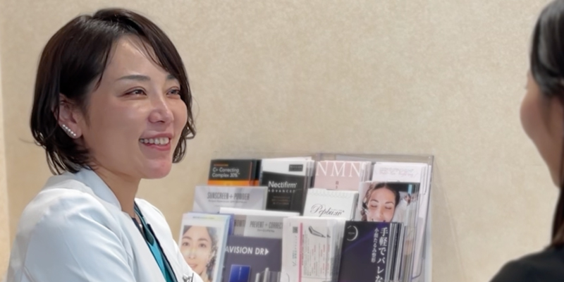 診察で悩みの相談を受ける医師