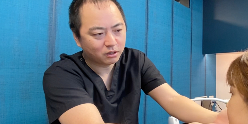 顔の脂肪吸引の相談を受ける医師