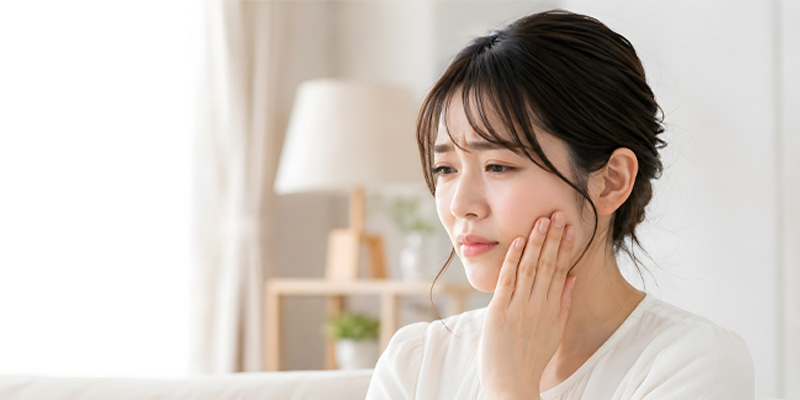 頬骨縮小術後に起こり得る腫れや内出血などを確認するイメージ