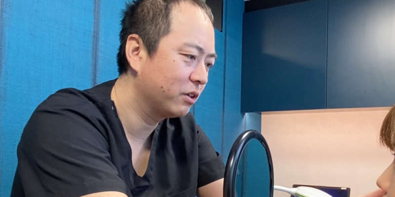 医師が頬骨の出っ張りの相談を受けるイメージ