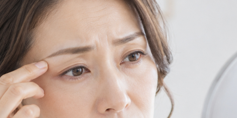 眼瞼下垂が気になる女性