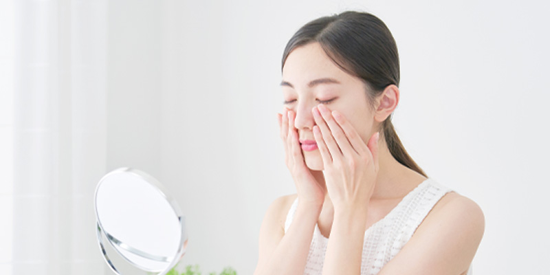 洗顔後に保湿する女性