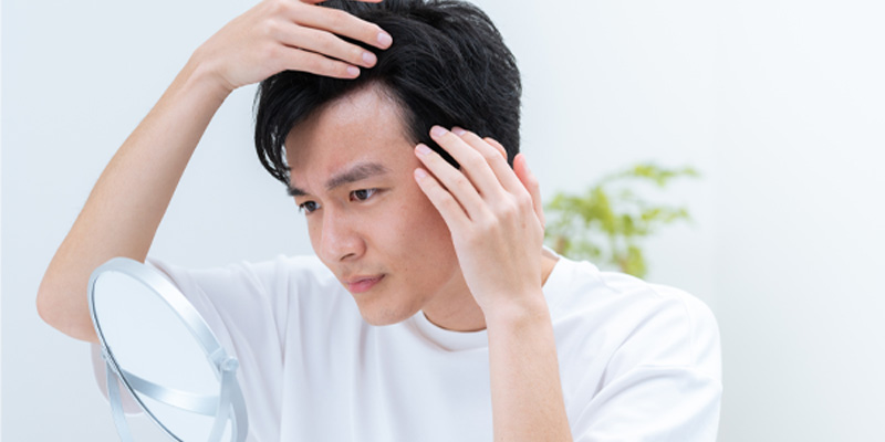 AGA治療の種類を確認する男性のイメージ
