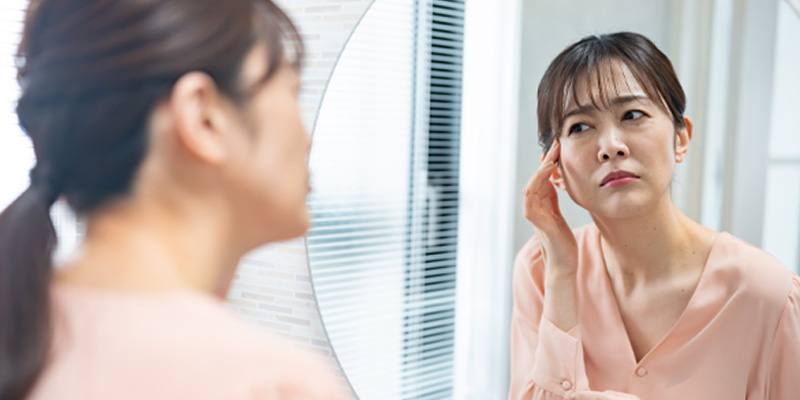 40代からの二重切開を考える女性のイメージ