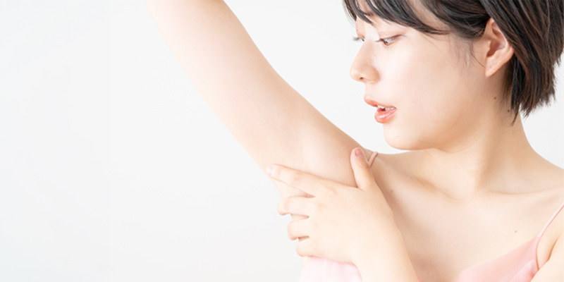脇汗の多汗症とワキガの違いを確認するイメージ