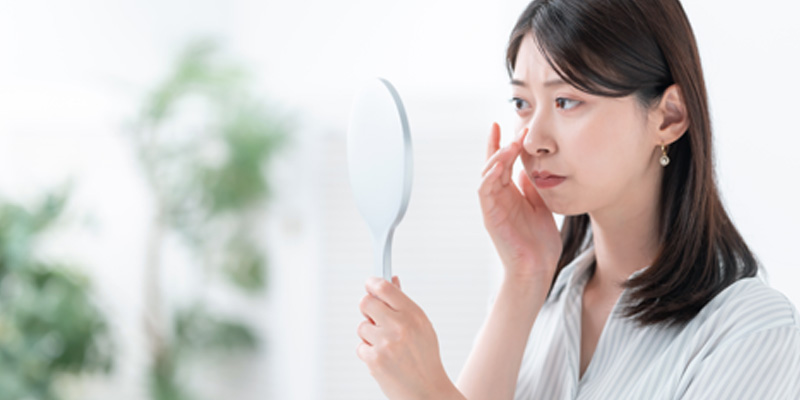 目の下から頬にかけてのたるみを確認するイメージ