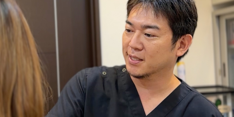多汗症とワキガの相談を受ける医師