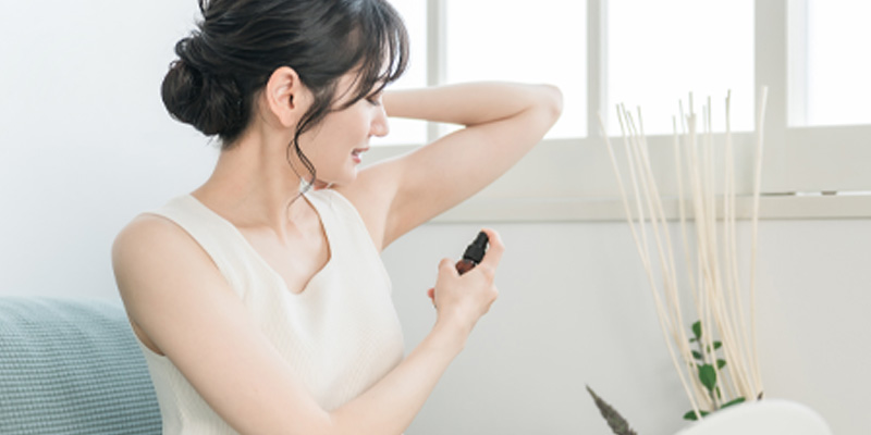デオドラントを使用し、ワキガのニオイが生じる仕組み