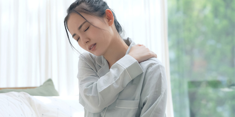 僧帽筋の張りによる肩こりや盛り肩のイメージ