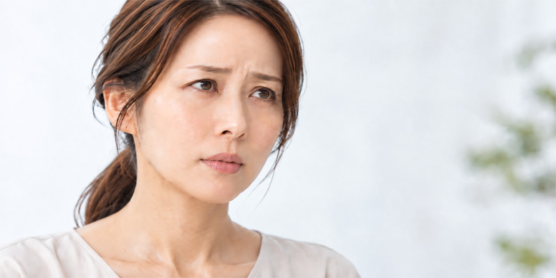 眉上が重く感じる女性のイメージ