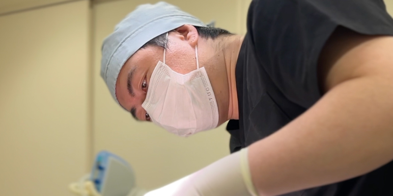 男性の鼻の形や顔全体のバランスを診察するイメージ