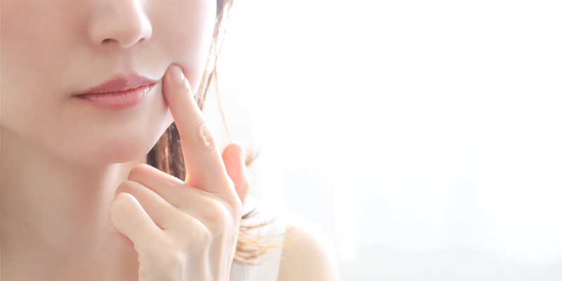 口元が気になる女性