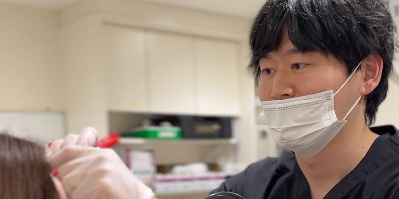 おでこボトックスの診察で眉やまぶたの動きを確認するイメージ