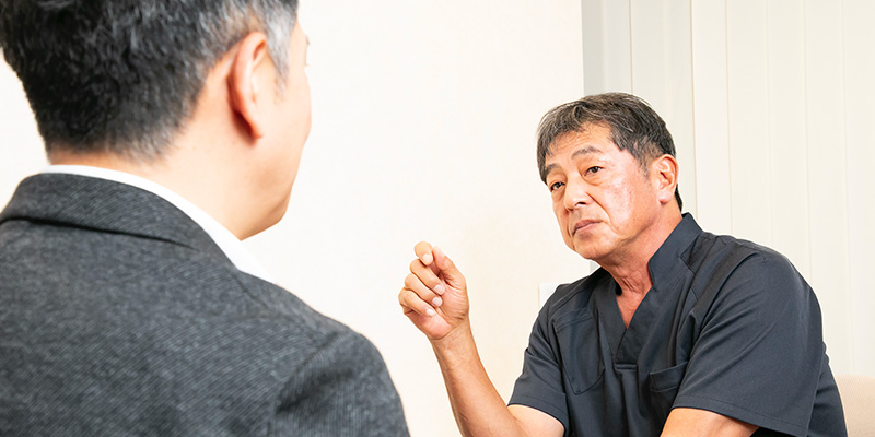 パイプカットの相談を受ける医師