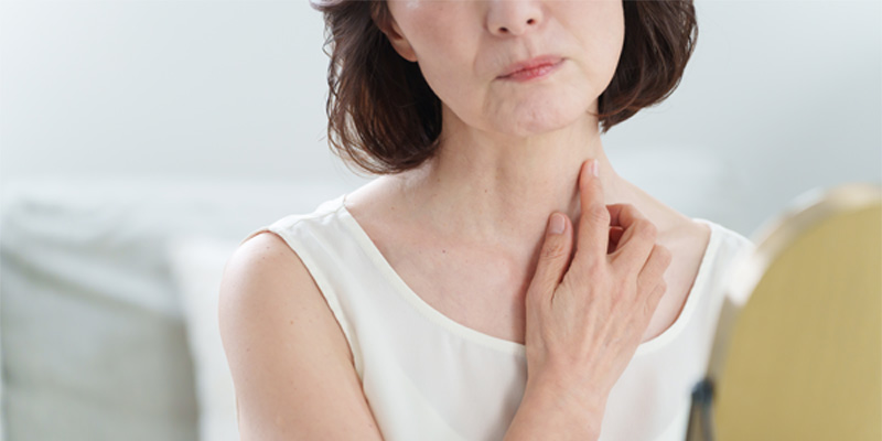 首の縦じわと横じわの原因の違いを示すイメージ