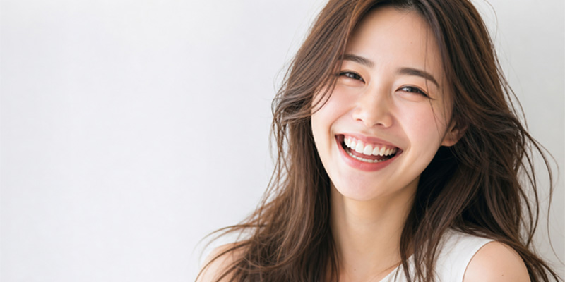 笑顔のときに小鼻が横へ広がる人と真顔のときの鼻翼の状態