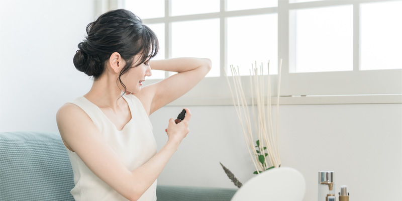 汗の拭き取りや制汗剤の使用など脇のにおいを抑えるセルフケア