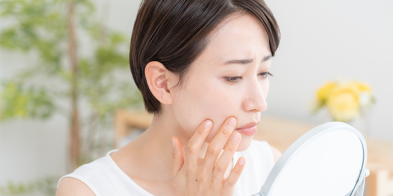 40代の顔つきに現れる頬のたるみやフェイスラインの変化